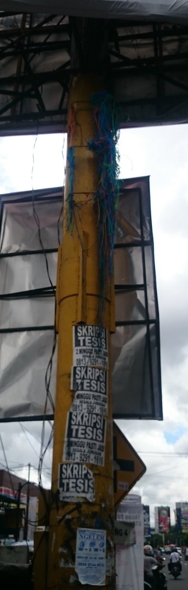 Sudah berapa spanduk yg dibentangkan sehingga tali yg ditinggalkan mengganggu keindahan cc <a href="/JogjaUpdate/">jogjaupdate.com</a> <a href="/kota_jogja/">Jogja ❤️ Istimewa</a>