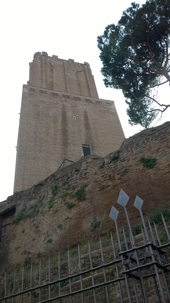 La torre delle Milizie mozzata da un terremoto  durante la peste, aspettando gli ospedalieri #cavalieridimalta
