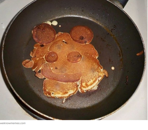 Почему подгорают блины. Жареные блины. Сковородка с прилипшим блином. Почему подгорают блины. Блины на сковородке.