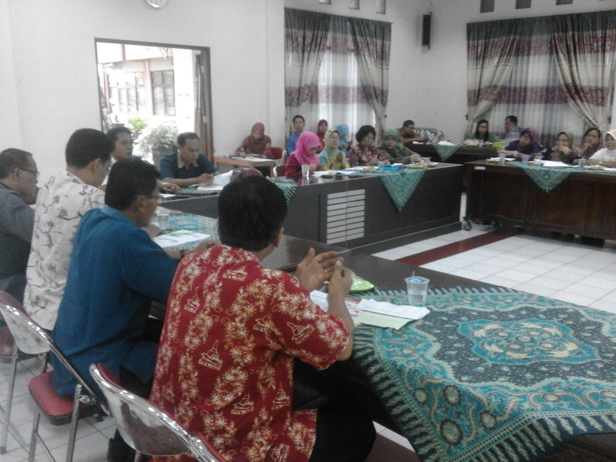 bappedakotamgl's tweet photo. Mengurai permasalahan kota melalui FGD dlm Peny RKPD Kota Mgl 2017 @Walikota_Mgl @sugihartokenshi @ganjarpranowo https://t.co/M2LGqXe5qX