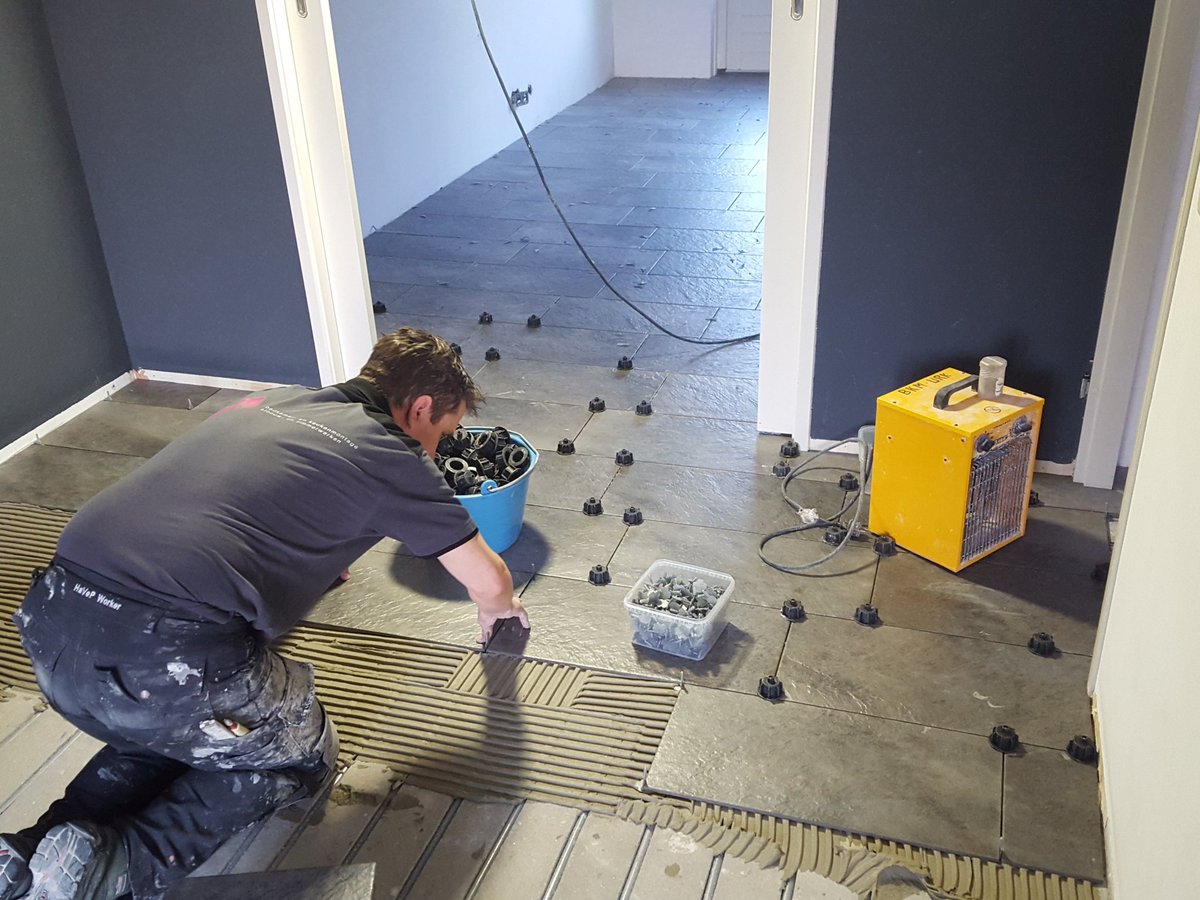 We zijn weer van start mooi vloertje leggen