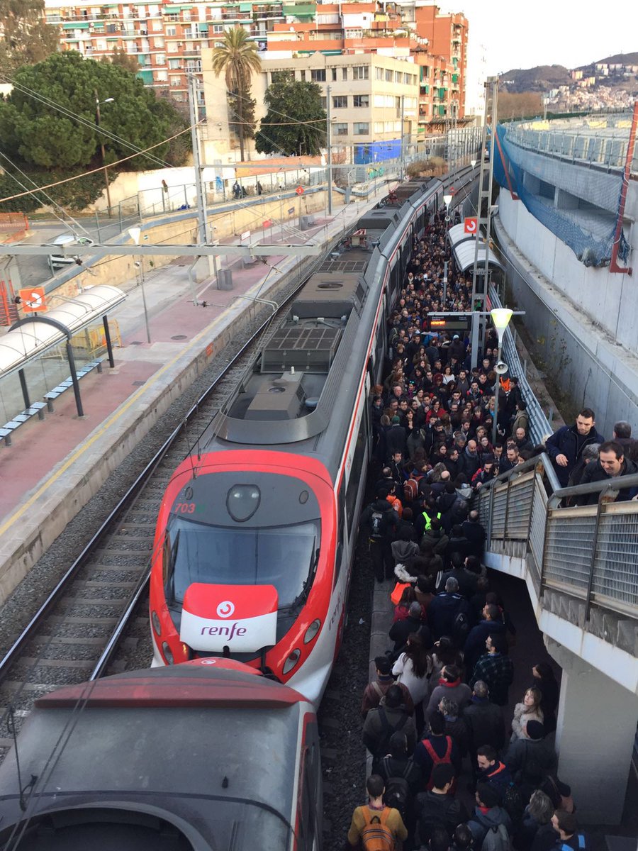 estel_mr's tweet photo. 8.12 h del matí a l'estació de Sant Andreu Comtal #lvinfolocal https://t.co/h7851X66QB