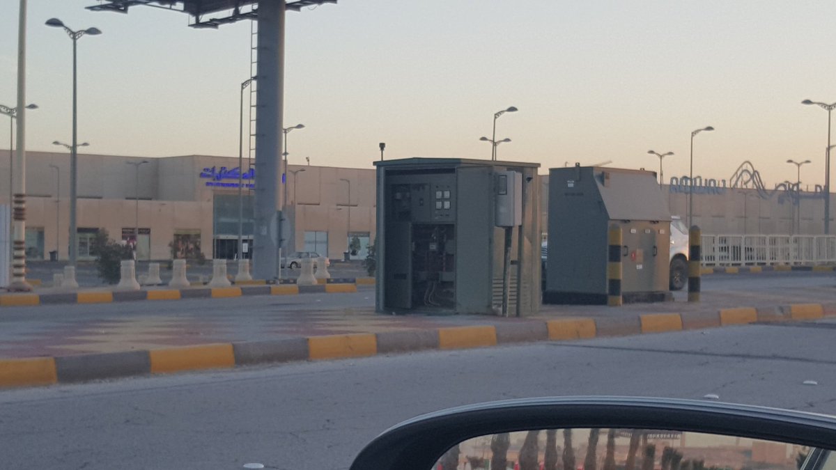 Al3abber's tweet photo. خطر بين #إيكيا و #مجمع_الظهران له اكثر من اسبوع وينتظر أحدهم ليكون ضحيته 😟
#الشركة_السعودية_للكهرباء #SCECO وينكم 😤 https://t.co/moLR5V06Sr