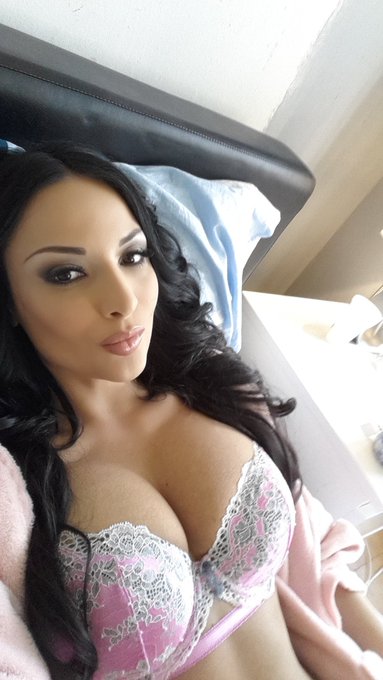 1 pic. Make-up and hair done, ready to start....@DDFNetwork @d_defrancesco https://t.co/z4kp9ft0F2