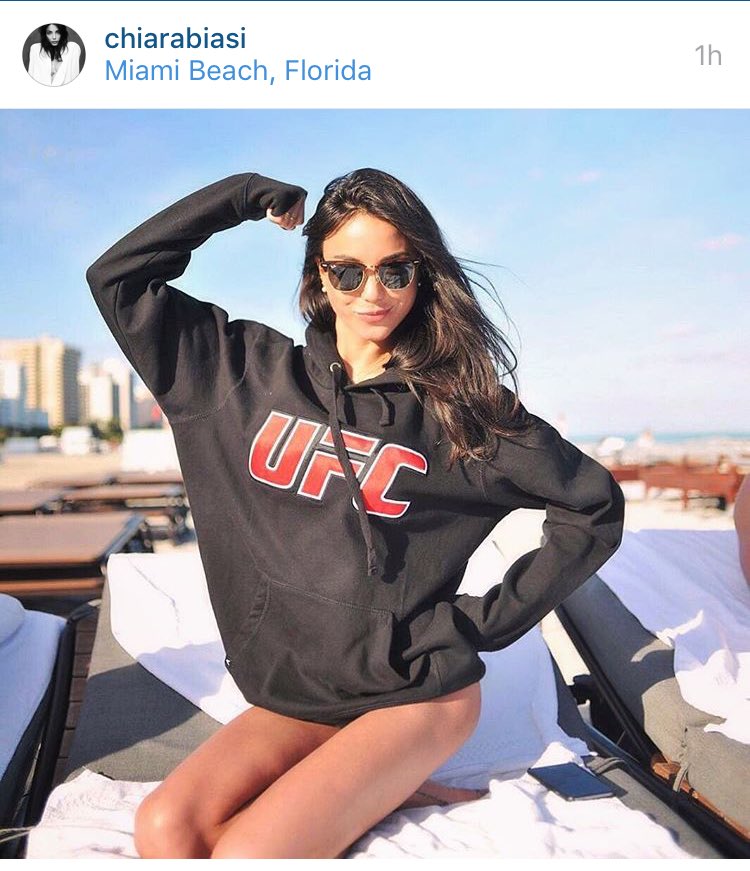 PiccinnoCarlo's tweet photo. Ma della #chiarabiasi e delle sue #gambe magre vogliamo parlarne? Le ragazzine emulano e diventano #anoressiche https://t.co/JVCii8jnkK