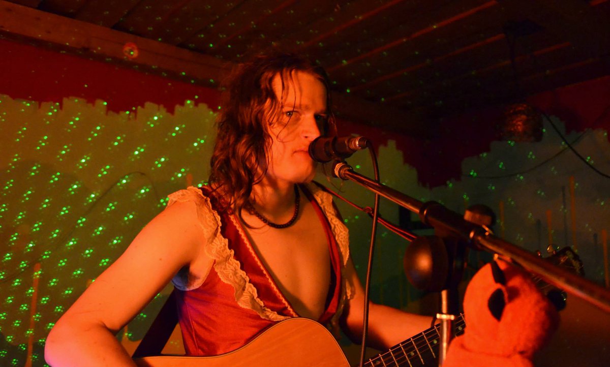 Samčo,brat dážďoviek UŽ ZÍTRA v 19h v #prahavbrne přednáška o nejbizarnějších místech východního Slovenska. dojdi!