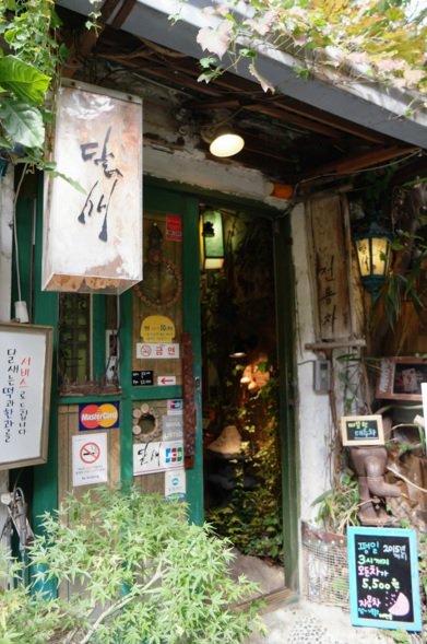 Seoul_Cafe's tweet photo. 6.#hanokcafe ข้ามถนนมาฝั่งอินซาดงบ้าง 달새는 달만생각한다 หรือคนเกาหลีเรียกว่า "ทัลแซ" มีเค้กข้าวและขนมโบราณด้วย #ที่ชิล https://t.co/livYpKHEm6