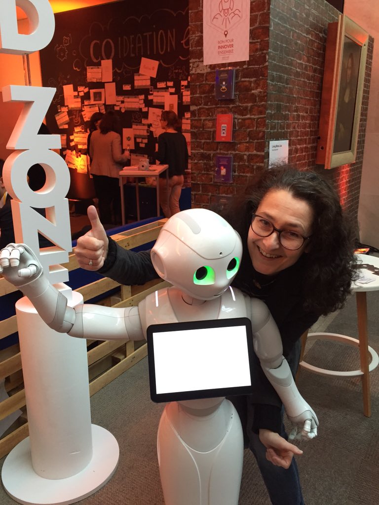 i_kevorkian's tweet photo. #selfie #labpostal2016 #idzone robot @GroupeLaPoste @HoomanoCompany @Aldebaran_news au service de l'homme https://t.co/rJffOgv2mI