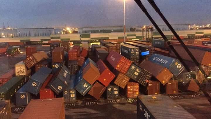 GroupeCNM's tweet photo. Port du Havre hier soir. #tempête #LH #LEHAVRE @LHPortCenter #container @LH_LeHavre https://t.co/0H6OTvrXcF