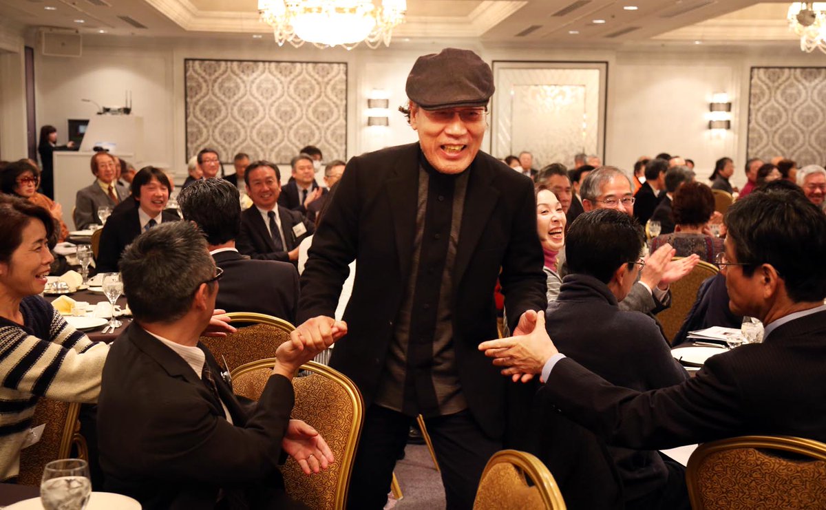 毎日新聞イベント 酒場詩人 吉田類 さんの講演会が東京 池袋のホテルメトロポリタンでありました 酒場放浪記 のテーマ曲に乗って会場入り 講演が終わると気さくにサインや記念写真に応じていました 吉田類 酒場放浪記 T Co Mbxxkchf6e