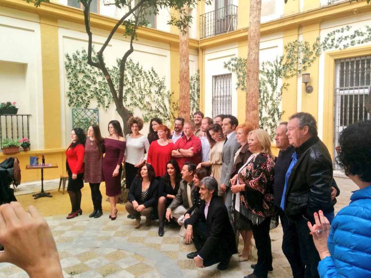 El elenco de #AllíAbajo posa para los medios presentes en Sevilla. ¡El viernes volvemos a <a href="/antena3com/">Antena 3</a>! #AúpaYOlé💃🏻