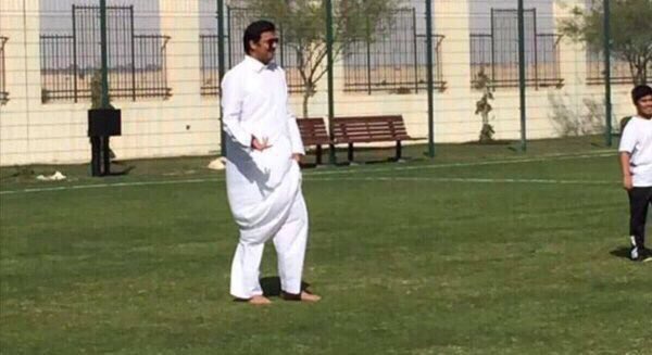 saudi_mention's tweet photo. مع الشعب|
صورة للشيخ تميم بن حمد وهو يُشارك التلاميذ لعب كرة القدم في اليوم الرياضي القطري، تنال الإعجاب. https://t.co/JBTnPUazfk