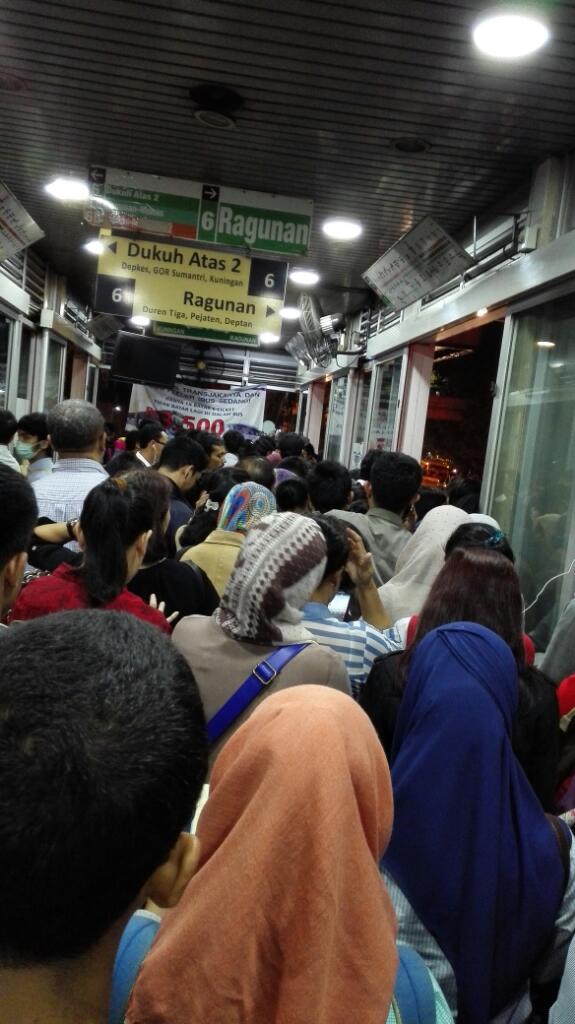 Nggak Ada busway nie.nunggu dah lama .<a href="/PT_TransJakarta/">Transportasi Jakarta</a> . halte kuningan Timur #nobusway