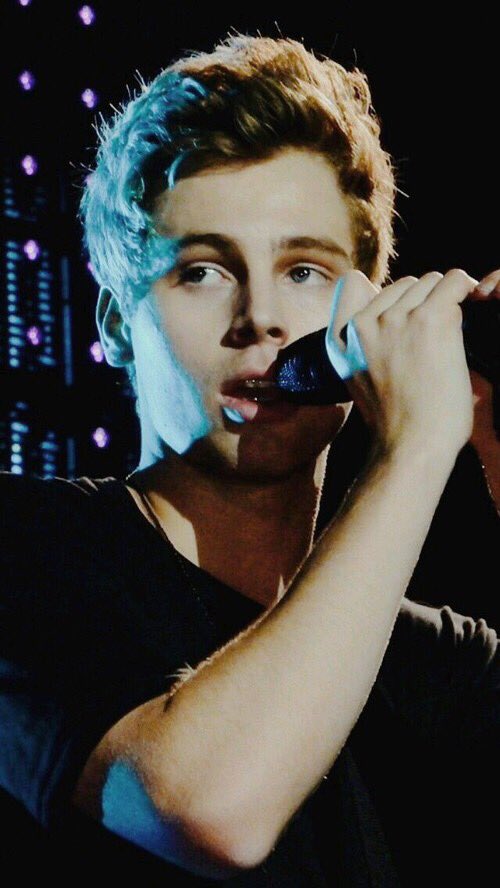 all5SOSposts's tweet photo. Can i be a mic? https://t.co/wleKq6achO