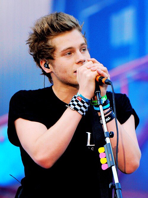 all5SOSposts's tweet photo. Can i be a mic? https://t.co/wleKq6achO