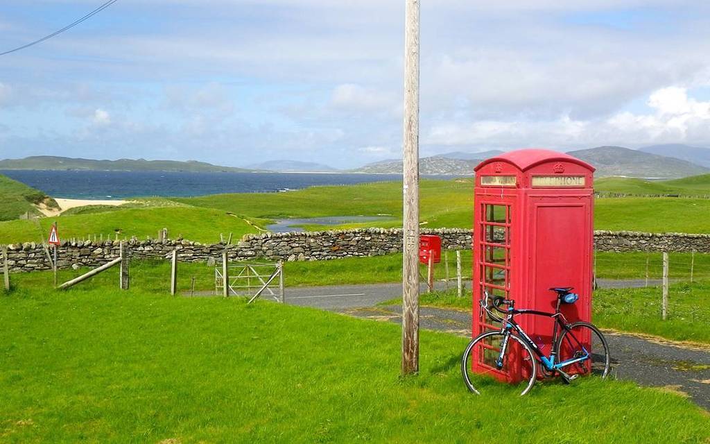 #phonebox in the #outerhebrides with #luskentyrebeach in the distance. Do you have any pic… ift.tt/1KCBkYS