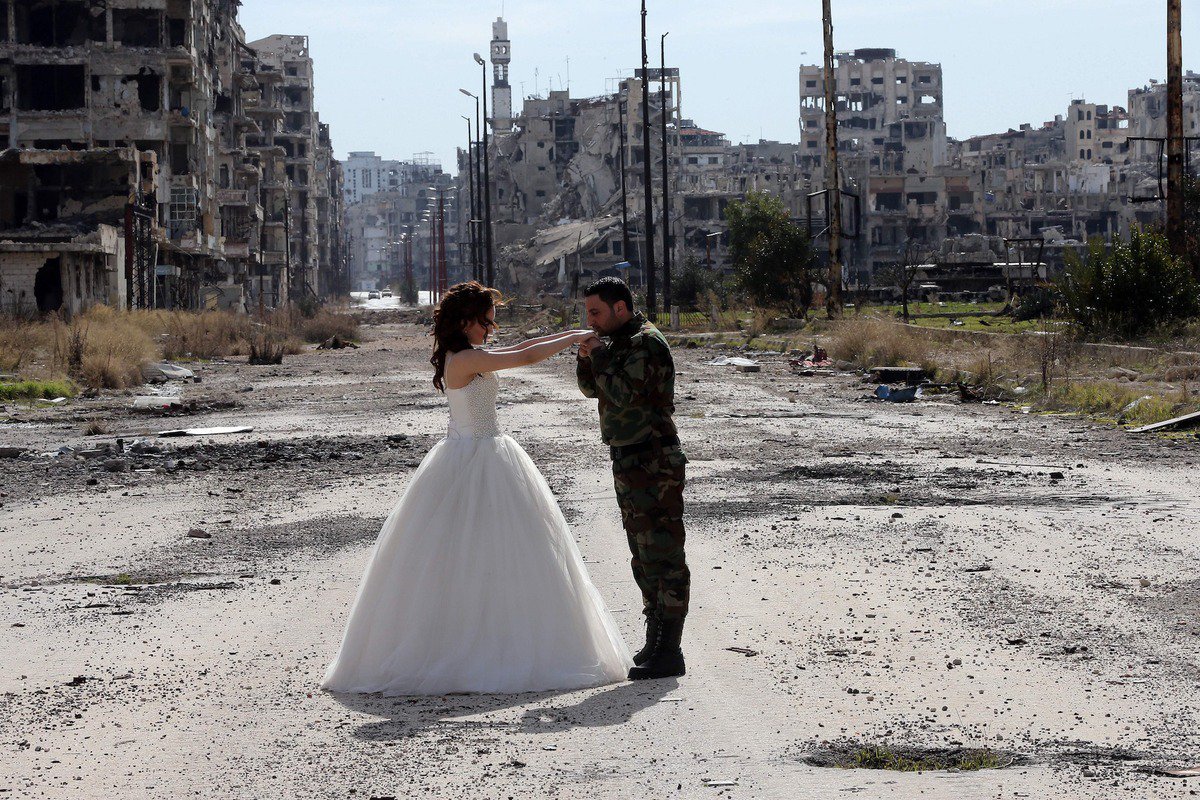 edenroat's tweet photo. A Syrian soldier and his wife posed for wedding photos in ghostly Homs https://t.co/BwNpj1lOIZ https://t.co/gRbHj049Zj