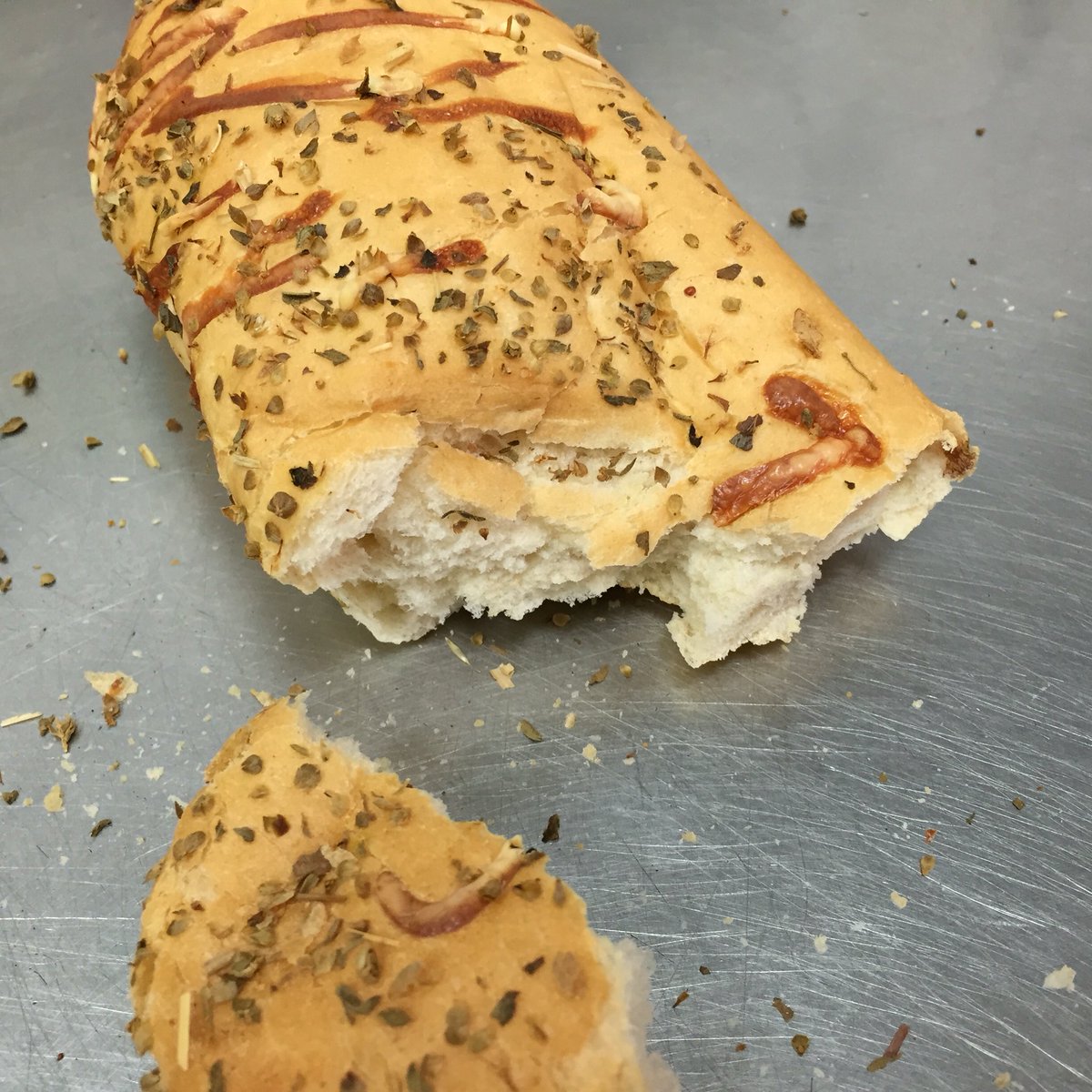 DaniloSpringman's tweet photo. #Testesser - Käse-Oregano-Brot 😋 https://t.co/sbZ1HHcxg2