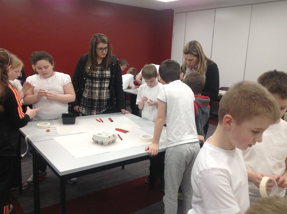wiskow_julie's tweet photo. @space_tom @STEMLearningUK We are making #scribbling bots too - #tinkering #thinkingwithhands https://t.co/K2UOXJDhN0