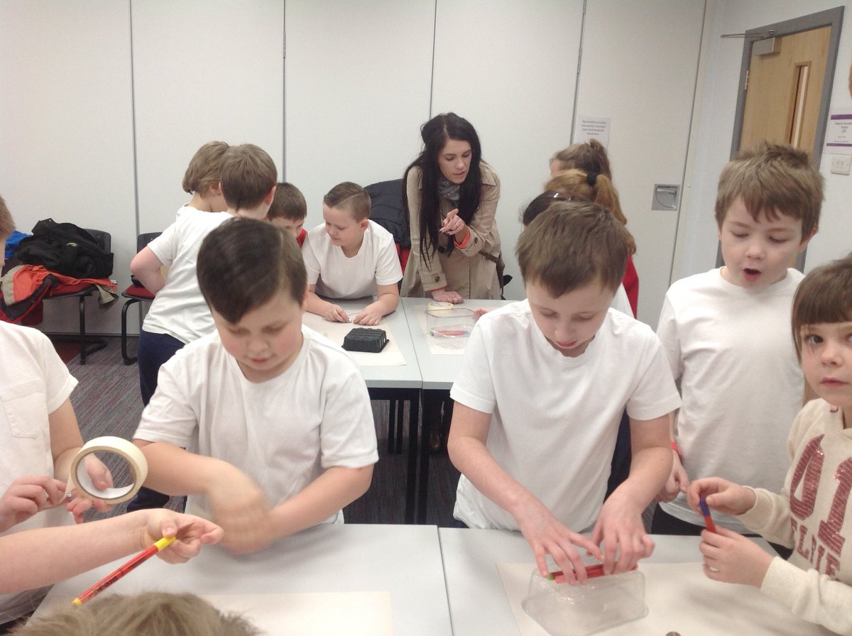 wiskow_julie's tweet photo. @space_tom @STEMLearningUK We are making #scribbling bots too - #tinkering #thinkingwithhands https://t.co/K2UOXJDhN0