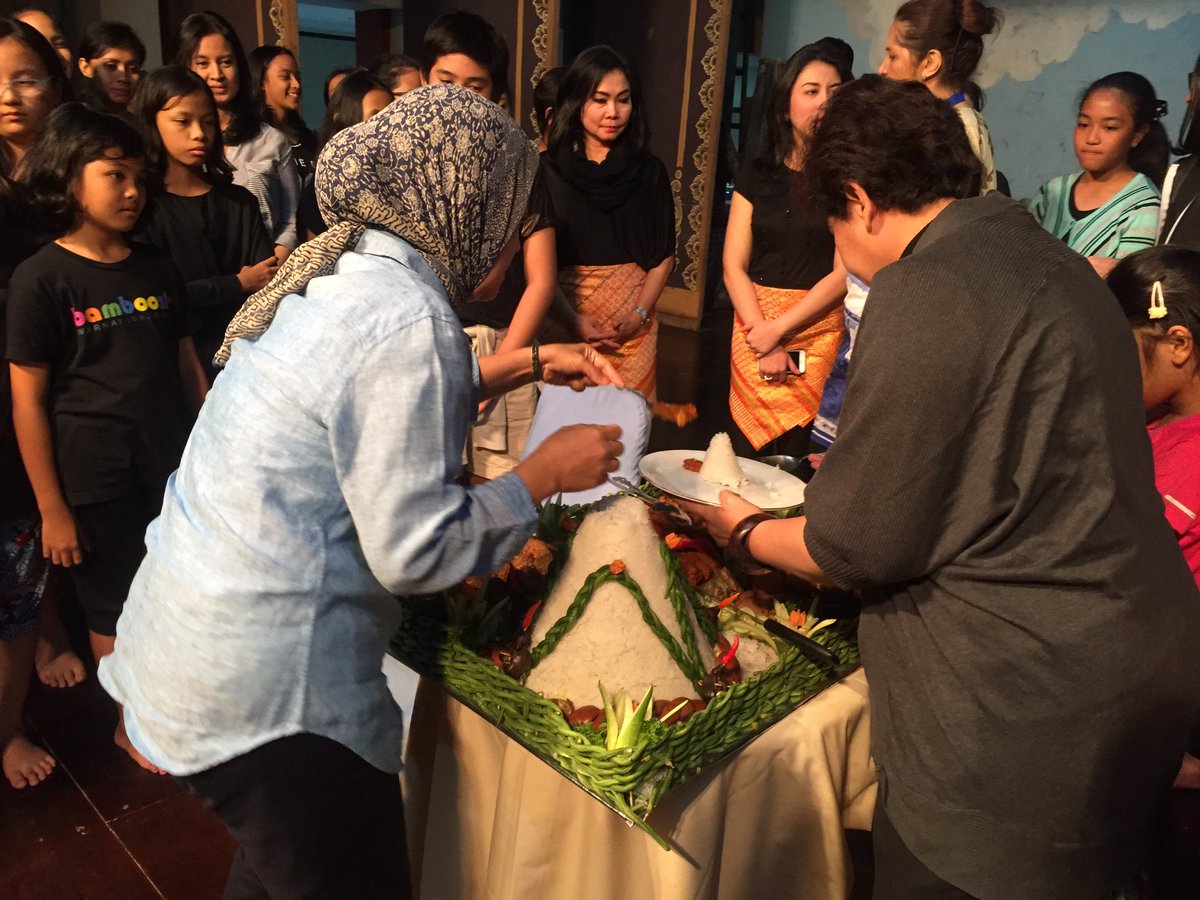 SiKandil's tweet photo. Tumpengan sebelum latihan. Semoga lancar dan terus semangat buat semua teman-teman yang terlibat. #KANDILmusikal https://t.co/t7hxRafXej