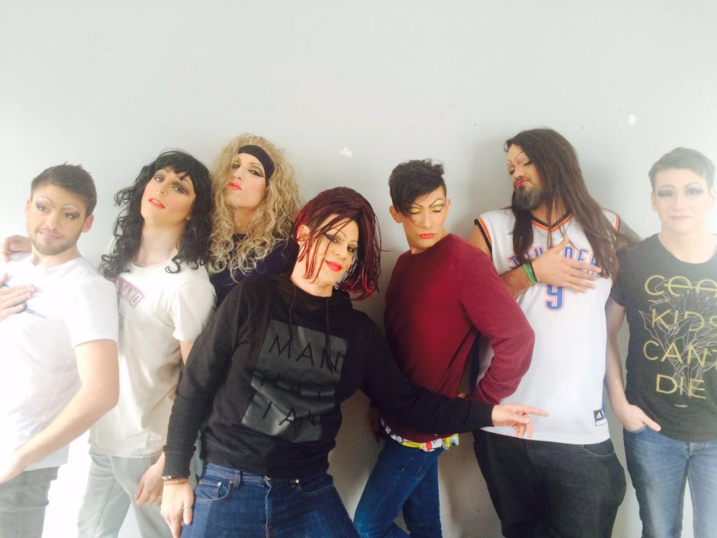Vaya carcajadas se escuchan por #ArtenessGranada con los maquillajes de #DragQueen! Cómo disfrutáis niñas! ^.^
