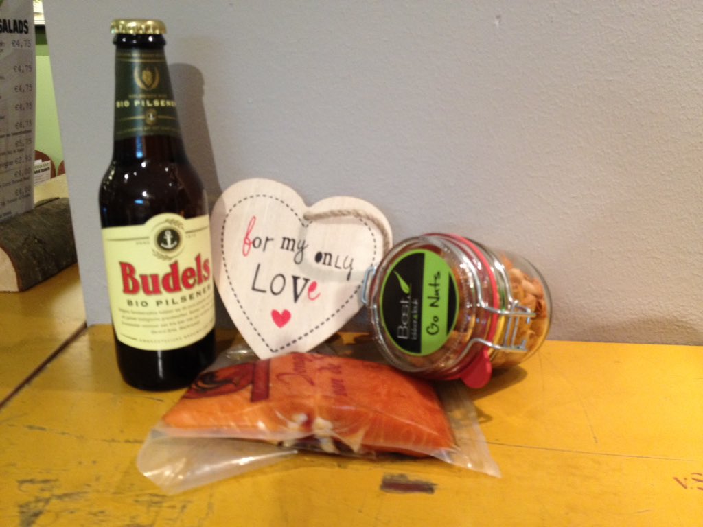 Gure Storm, striemende regen. Niets houd mij tegen. Want ik wil bij B,L&amp;L zijn. Om een leuk cadeau voor Valentijn.