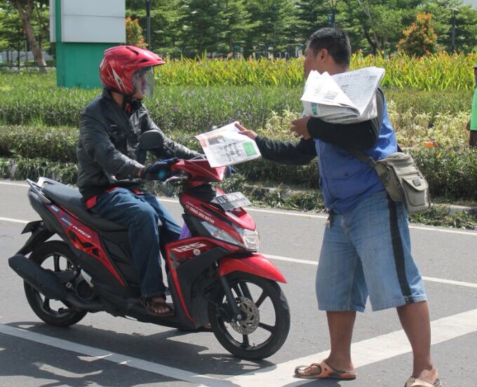 Para relawan aksi juga membagikan koran gratis kpd pengguna jalan di Solo Baru. #HariPersNasional