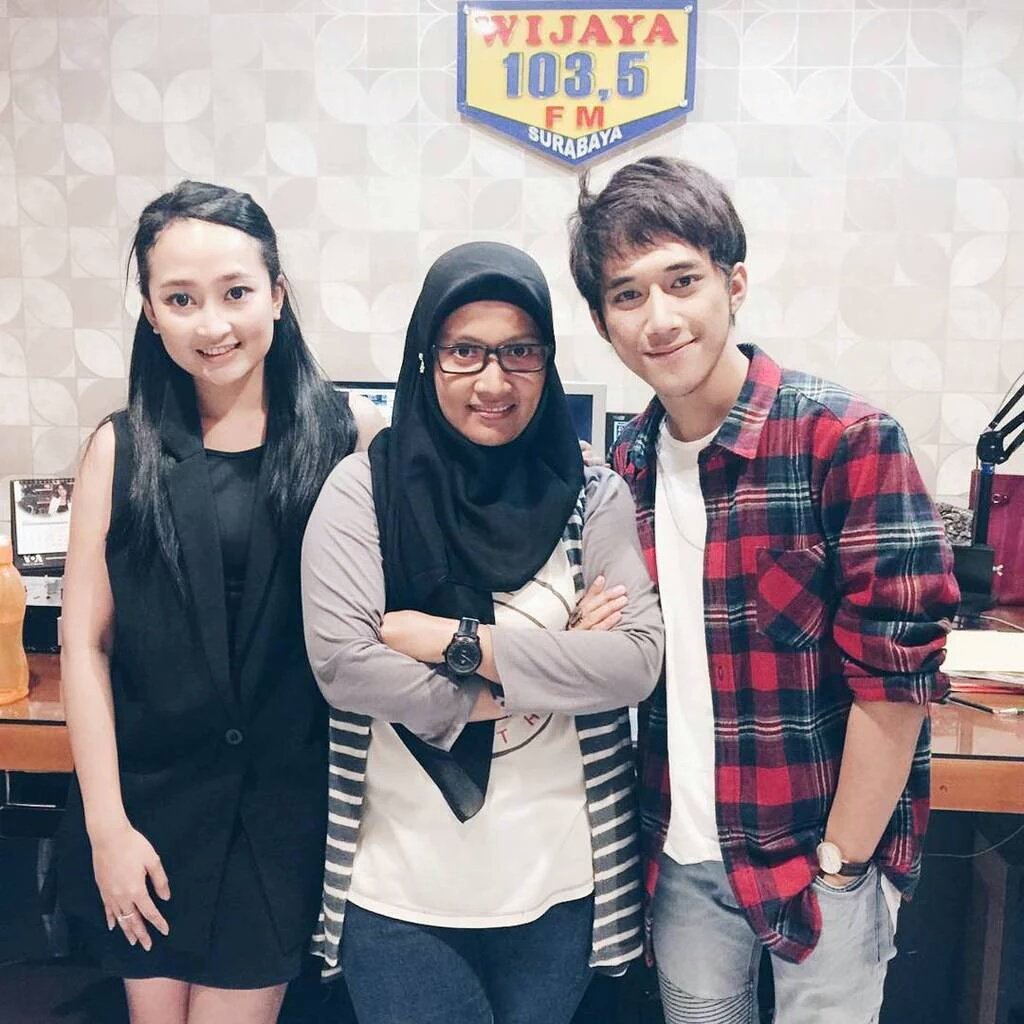 smashsemarang's tweet photo. #PotretSMASH Makasih banyak wijayaFM surabaya :) via IG dickymprasetyo https://t.co/rb8COv5Tbr