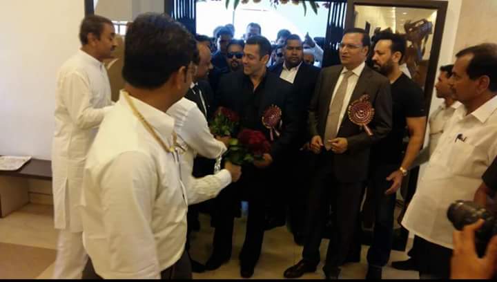 BeingSalman_Com's tweet photo. His New Look's
@BeingSalmanKhan  in Gondia (Today)
invited as a chief guest ..
At B.D Science College. https://t.co/TtzVHxp9Tl