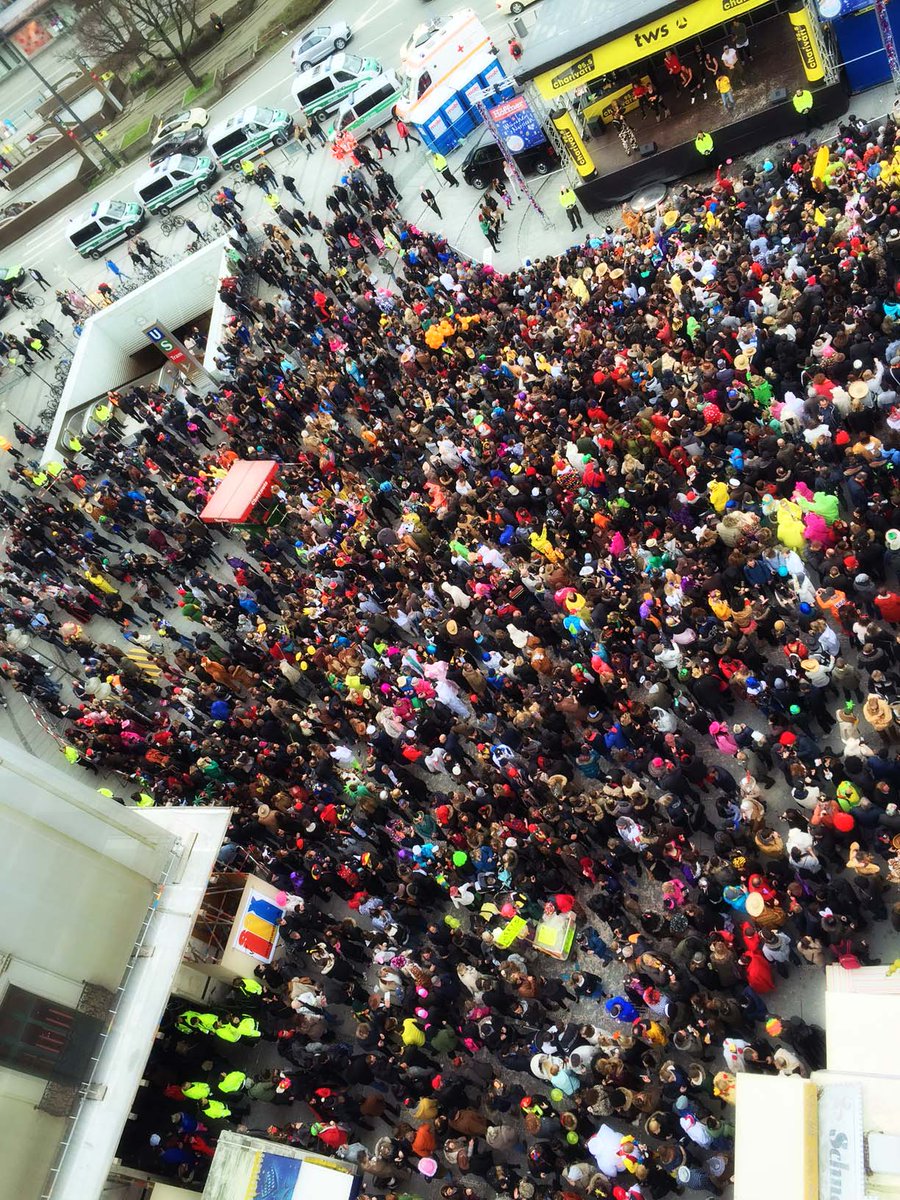 PolizeiMuenchen's tweet photo. Mittlerweile über 18.000 Personen in der Innenstadt #Polizei #München #Fasching https://t.co/r4EhWGLWB7