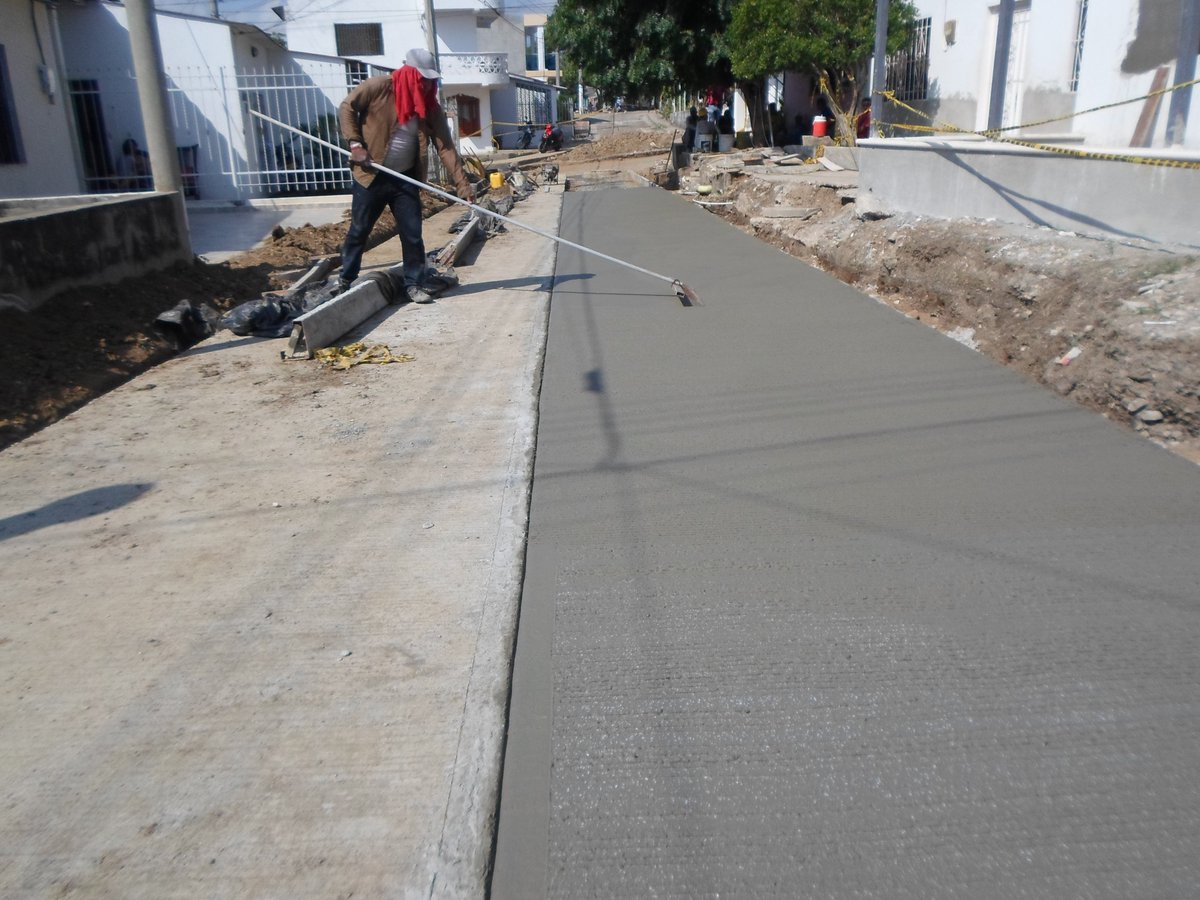 FOMVASincelejo's tweet photo. #FOMVAS pavimenta calle en la calle 5 entre carreras 24B y 24C, en el barrio Ciudadela Universitaria #Sincelejo https://t.co/TUwFDqkh0I