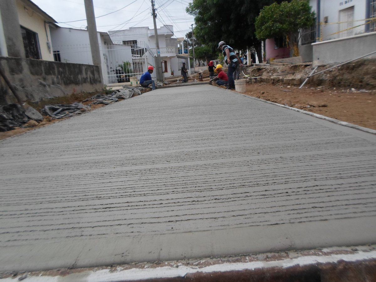 FOMVASincelejo's tweet photo. #FOMVAS pavimenta calle en la calle 5 entre carreras 24B y 24C, en el barrio Ciudadela Universitaria #Sincelejo https://t.co/TUwFDqkh0I