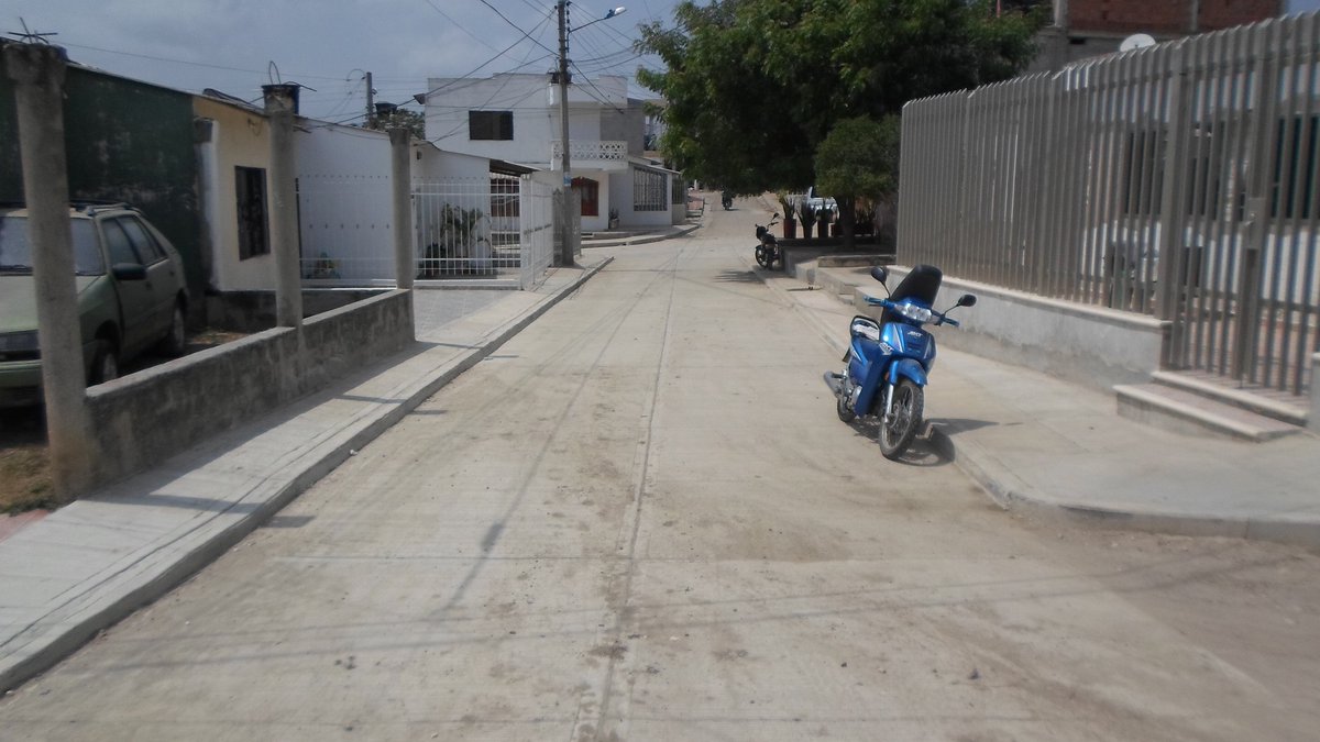 FOMVASincelejo's tweet photo. #FOMVAS pavimenta calle en la calle 5 entre carreras 24B y 24C, en el barrio Ciudadela Universitaria #Sincelejo https://t.co/TUwFDqkh0I
