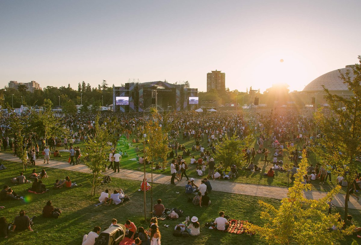 AlexandVickyIL's tweet photo. Do you LOVE all the #ChicagoSummerFestivals? Click here for the #UltimateSummerGuide!
https://t.co/rdFVlCYuSJ https://t.co/Sw5Z0JgRSf