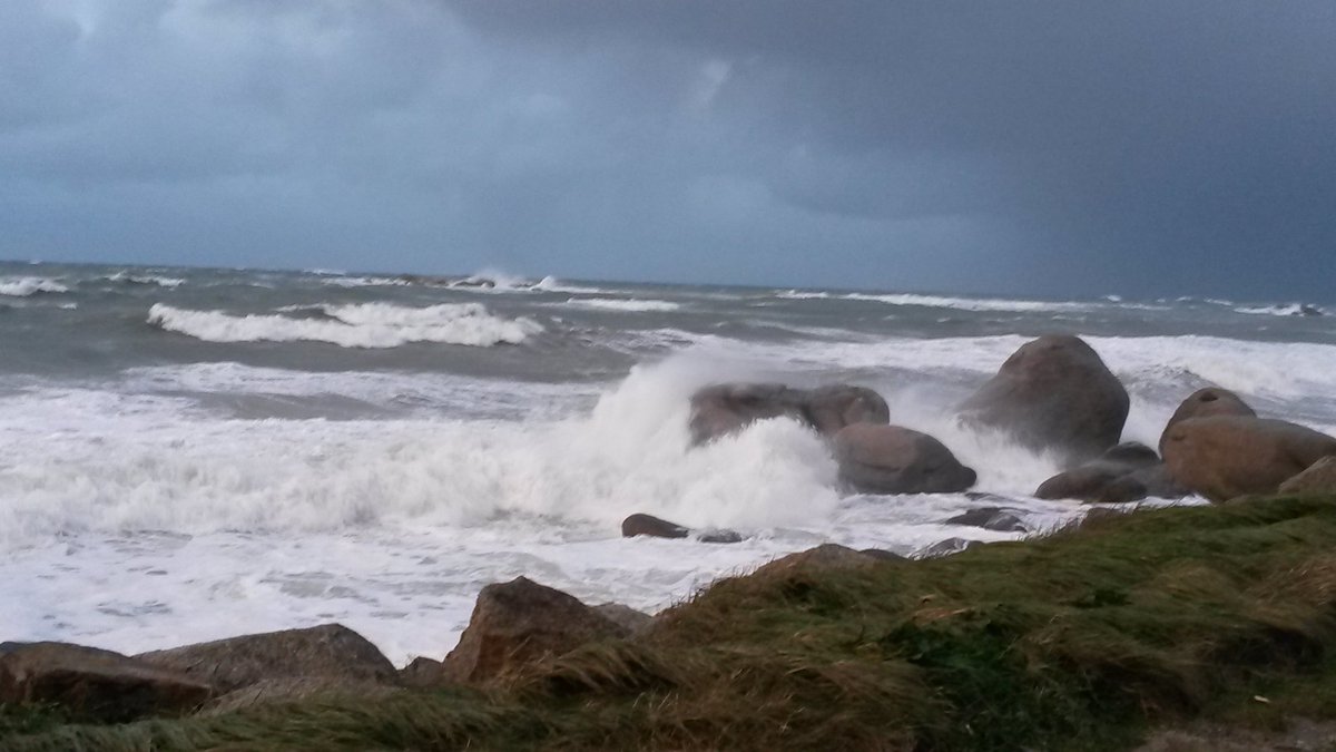 DavPitch79's tweet photo. Que c'est beau la mer déchaînée. Mais ça reste dangereux. https://t.co/ByN93Al8Wn