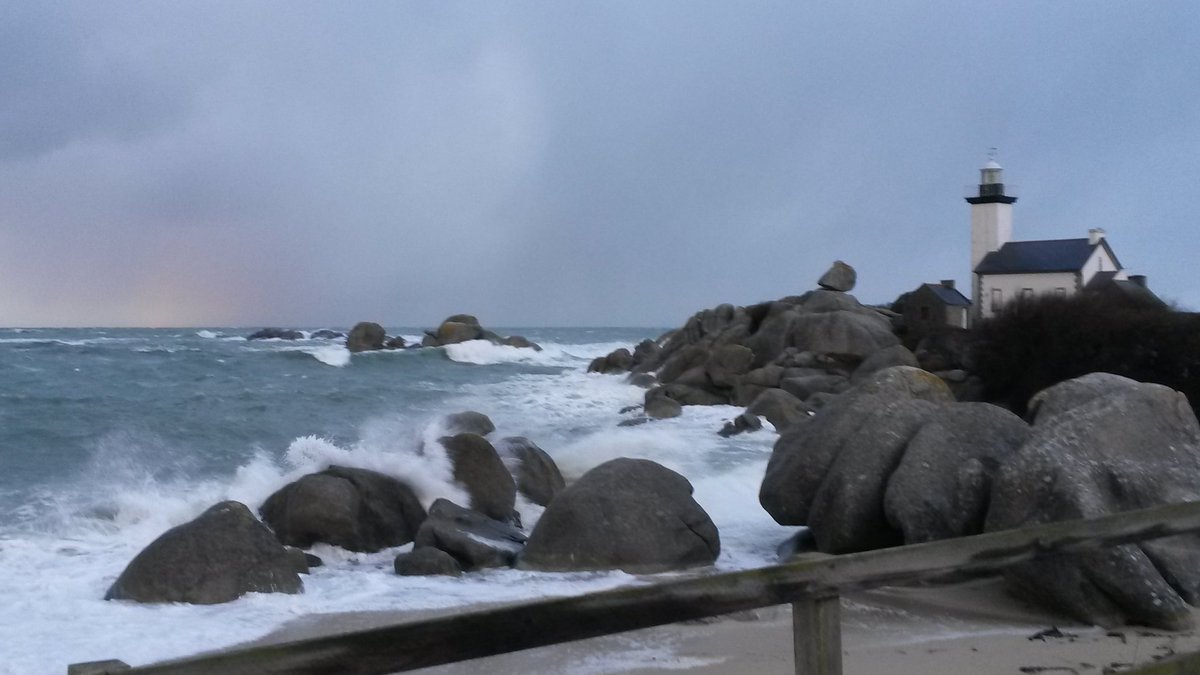 DavPitch79's tweet photo. Que c'est beau la mer déchaînée. Mais ça reste dangereux. https://t.co/ByN93Al8Wn