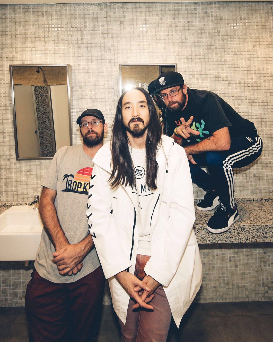 Bathroom selfie w/ @OsGemeos https://t.co/EXn7IcIlaP