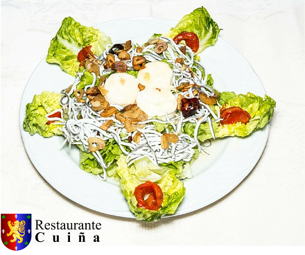 ¡Una buena ensaladita con queso de cabra y gulas! ¡#venacuiña y disfruta con nosotros de la noche del martes!