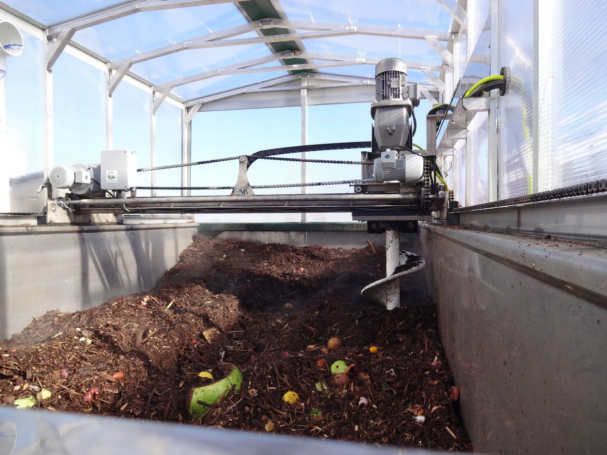 SustainUSU's tweet photo. Wonder where @UtahStateDining #compost goes? In the gardens. Last week= 1,163lb food #USURecycle #compostmagic https://t.co/Lyldk3IXLV
