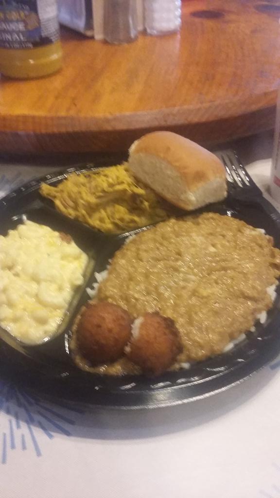 c2bgolf's tweet photo. Getting some hash&rice @PiggiePark before we leave my home state!
#SCTradition #MaricesBBQ #ItsGood https://t.co/uNToFAcwkM