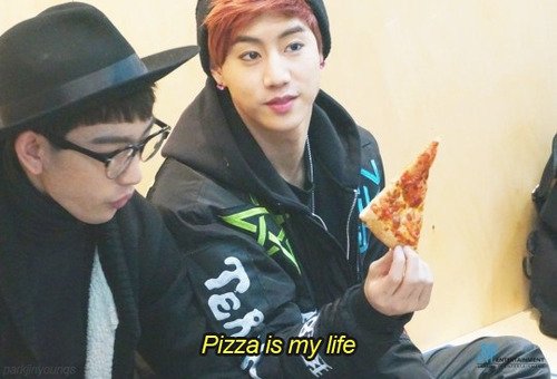 soompi's tweet photo. For #NationalPizzaDay, let's remember that idols (especially @mtuan93) are just like us (🍕): https://t.co/46CrBcCTWW