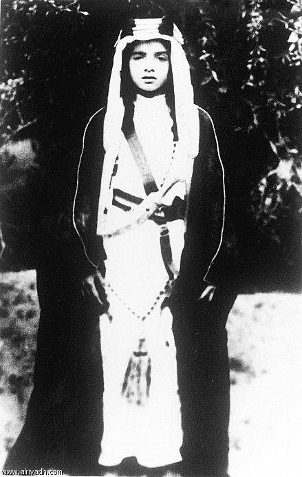 3bdullah62's tweet photo. سجَّات فكري على ذكراك مِلتمة ..
كنّك على كثر ما طريك قدامي ..

الملك فهد رحمه الله في صغره https://t.co/RX9YS69wpd