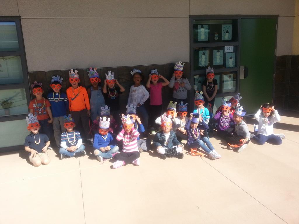 Hofmockel6's tweet photo. 100 day fun! @lexingtonstaff @cvusd.co #100day #iteachkinder #necklaces #building100 #100daySnack https://t.co/XjFLFpBj66