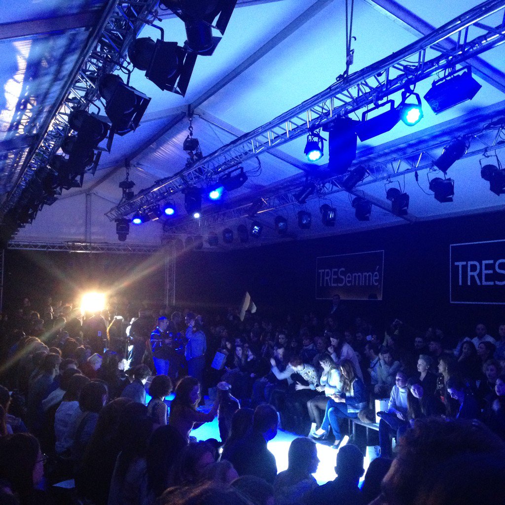 jarabackstage's tweet photo. Ambientazo en el desfile de @dc_madrid 💥💙 #MFSW https://t.co/0ZNXYXBCwm