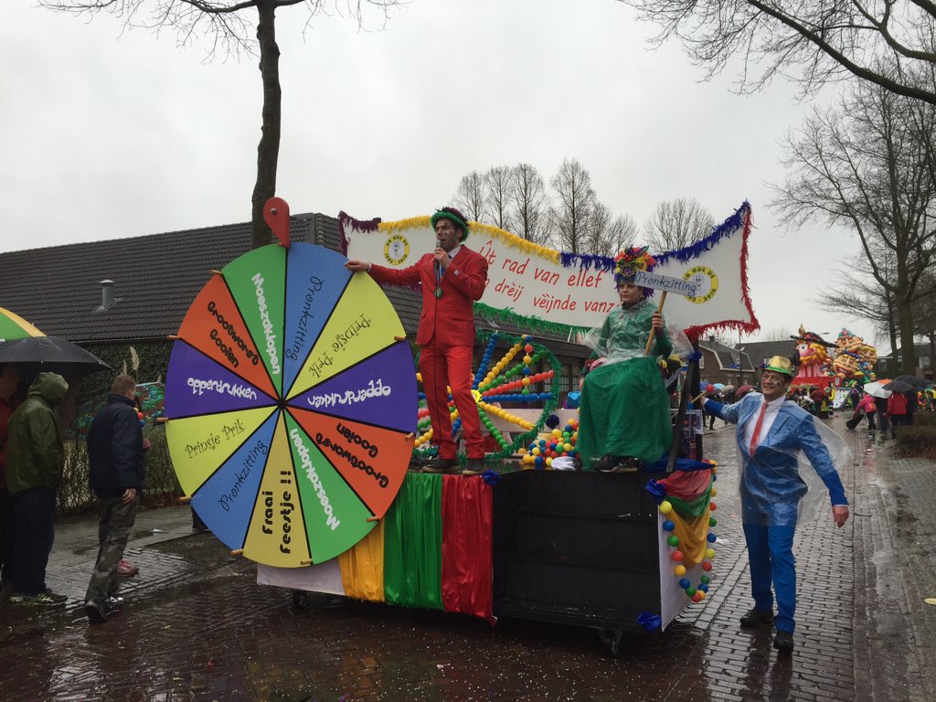 carnaballen's tweet photo. Optocht #Moesland in de stromende regen🙁!Maar de bikkels van #zogutut gaan ervoor! 👍🏼👍🏼👍🏼 #RESPECT https://t.co/ecpIEjytiw