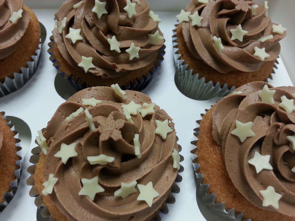 New blog post: Chocolate and Vanilla Cupcakes kirstysbakes.wordpress.com/2016/02/09/cho…