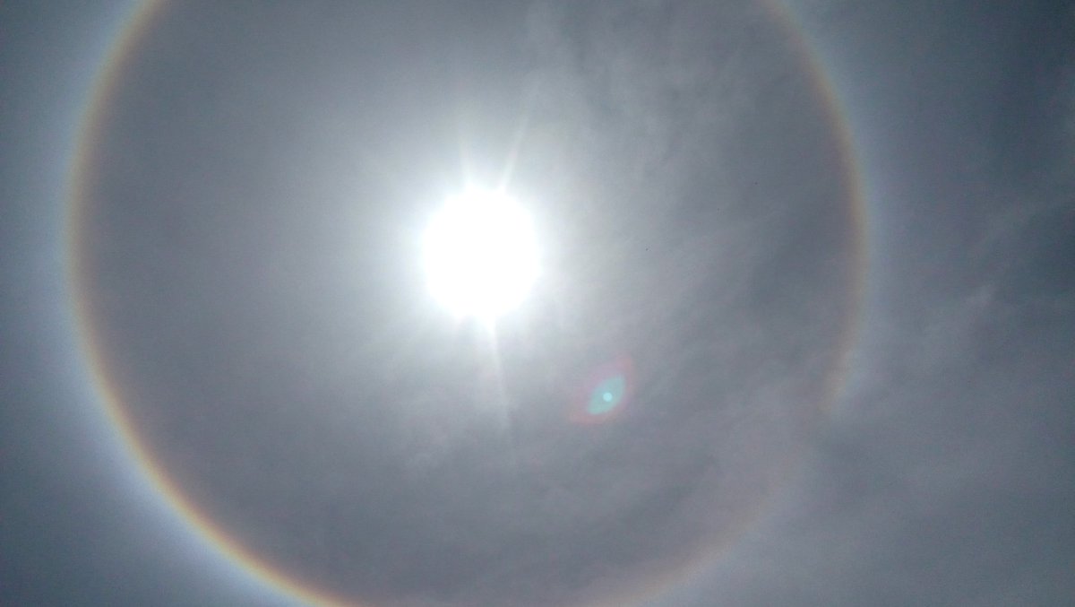 brilhanthe's tweet photo. Hoje, terça feira de Carnaval, um Fenomeno de DEUS Arredor do Sol, Arco - Iris Vejam ai. É só um Aviso previo? https://t.co/aTGsiamoEJ