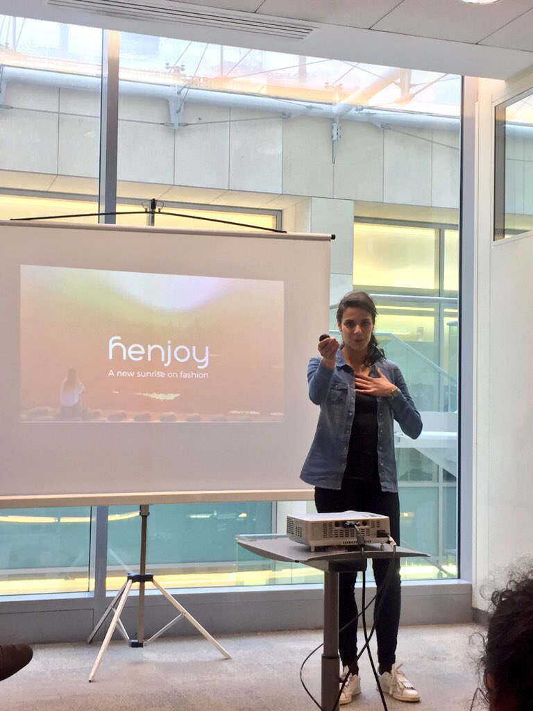henjoy_pro's tweet image. Pitch en direct au #labpostal2016 ! 
Fight sur le ring ! #startup #pitch #challenge