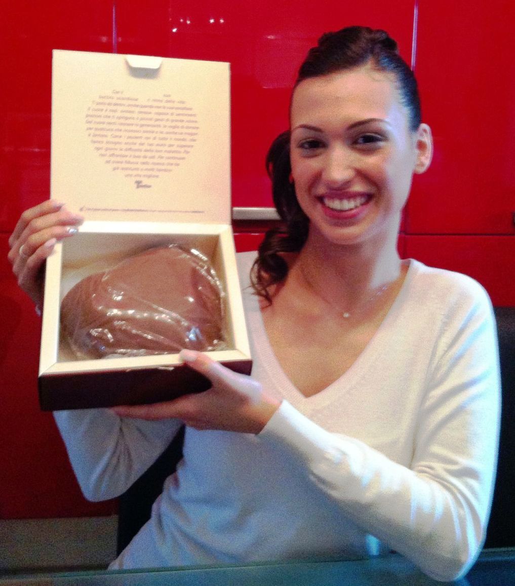 UildmChivasso's tweet photo. CHIVASSO, LA BELA TOLERA ELEONORA BERGANTIN PROMUOVE I CUORI DI CIOCCOLATO TELETHON PER LA RICERCA SCIENTIFICA https://t.co/mZ7vvF4uZa